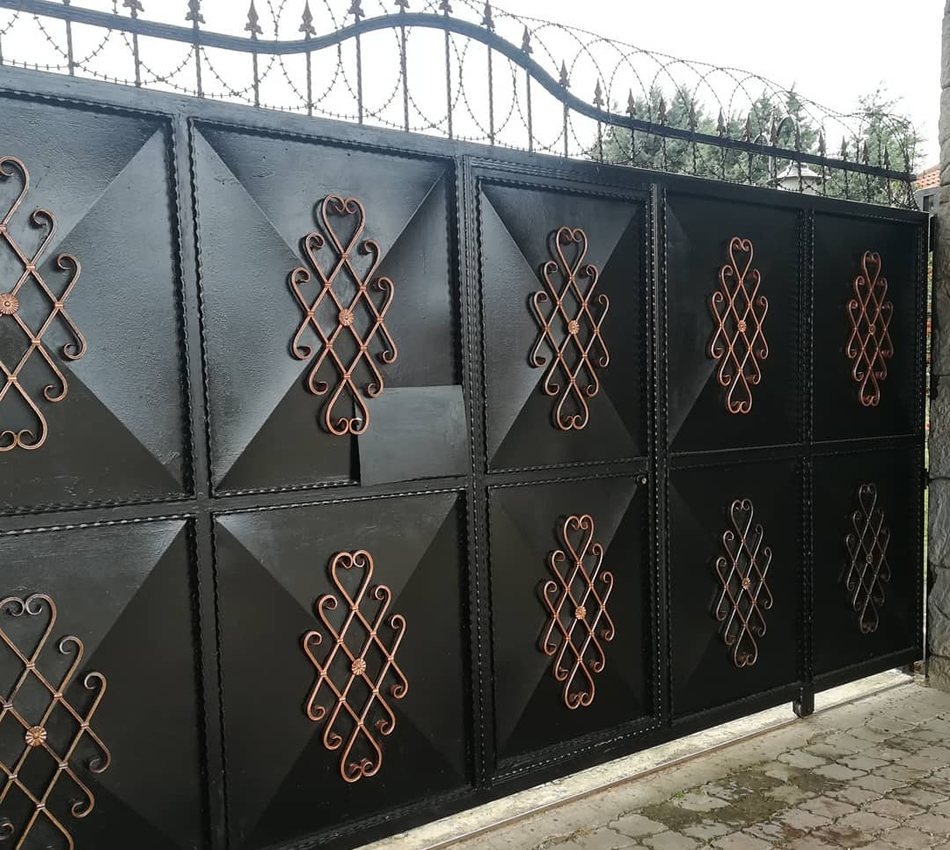 Nevon Ferforje Uygulamaları - Ferforje Demir, Bina Giriş Kapısı, Bahçe Kapısı, Garaj Kapısı, Balkon Korkuluk, Duvar Üstü Korkuluk, Ferforje Mimarisi